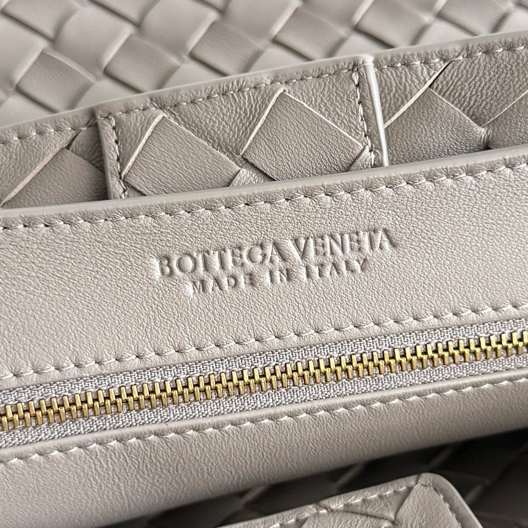 The 2023 new Andiamo batch of 2260 BV has been shipped‼ ️Really popular🔥The new Andiamo woven handbag launched by Bottega Veneta this season is really popular all over the world! ! Celebrities at home and abroad have worn it, and Oscar-winning actress Michelle Yeoh has taken it out on the street. Song Jia, Trai Yara, Yu Feihong, Sanji Ayaka, Rosie Hunting-Whiteley, Yoshioka Riho, etc. have all picked up this bag. It is classic and versatile, showing off its temperament, and the bag capacity is also large, which is very convenient for daily commuting! ! A variety of carrying methods, the shoulder straps can be adjusted by yourself, the original lambskin feels soft and delicate, and the neutral style is made to break gender boundaries and bring a more practical and long-lasting use experience. Andiamo, which has both elegant and casual styles, perfectly interprets the true appearance of "fashionable old money style". Style number: 743572 Size: 32*24*12